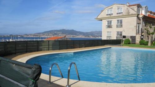 Bazén v ubytovaní Maravilloso apartamento con vistas al mar alebo v jeho blízkosti