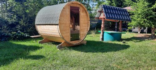 un pequeño barco de madera sentado en el césped en Ostoja Jarząbka 