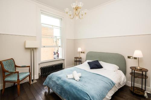 Krevet ili kreveti u jedinici u okviru objekta 4 Bedroom House UP to 10 people at Heart of Kensington and Chelsea