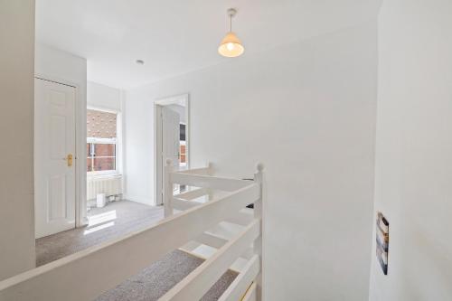 ハイブリッジにあるSpacious Holiday Home Somersetの白い階段