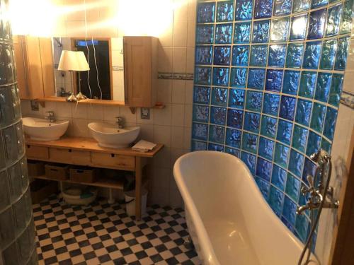 Koupelna v ubytování Kotimaailma - Iso ja viihtyisä omakotitalo saunalla 9 henkilölle