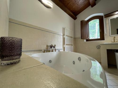 a large white bath tub in a bathroom at Appartamento Vacanze Il Daino in Leonessa