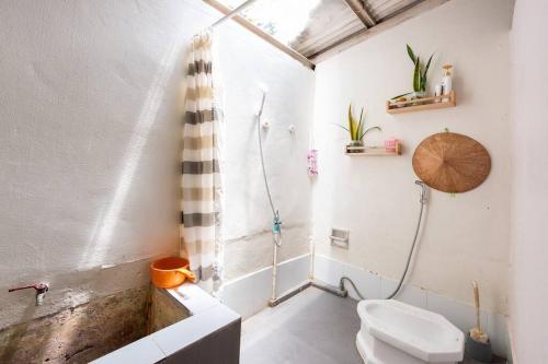 een badkamer met toilet, douche en wastafel bij OnNut Pool Homestay in Amphoe Phra Khanong
