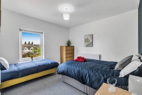 sypialnia z dwoma łóżkami i oknem w obiekcie Stylish 2 Bed Home Perfect for Families & Work Stays w mieście Church Gresley