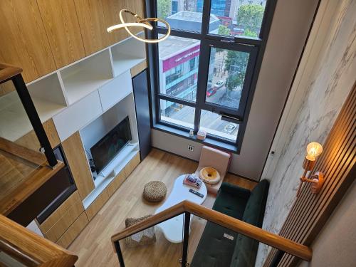 einen Blick über ein Wohnzimmer mit einem großen Fenster in der Unterkunft Luxury Apartment near Lotte World in Seoul