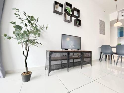 TV a/nebo společenská místnost v ubytování Beacon Executive Suites #Minimalist #SkyPool #Georgetown #6pax #2BR 2bath #3 Queen #Quality well maintained #Private host