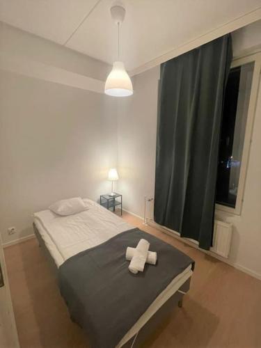 ein Schlafzimmer mit einem Bett mit zwei Handtüchern darauf in der Unterkunft Kotimaailma - Saunallinen kolmio Herttoniemessä in Helsinki