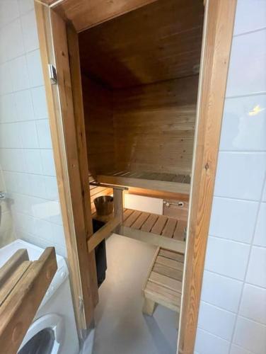 ein kleines Bad mit WC und Waschbecken in der Unterkunft Kotimaailma - Saunallinen kolmio Herttoniemessä in Helsinki