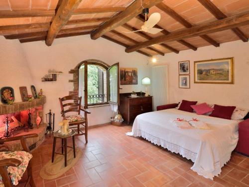 1 dormitorio con 1 cama, mesa y sillas en La Murata, en Rapolano Terme
