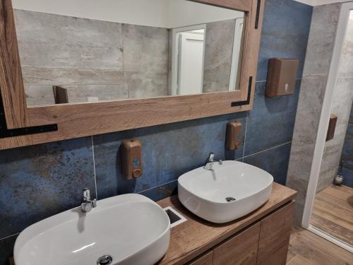 W łazience znajduje się biała umywalka i lustro. w obiekcie Kopićland w mieście Marinci