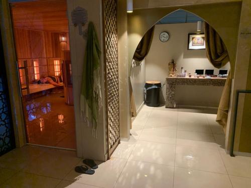 un couloir avec une arche menant à une cuisine dans l'établissement Les Arcs 1800 : Appartement ski in/out avec spa, à Bourg-Saint-Maurice