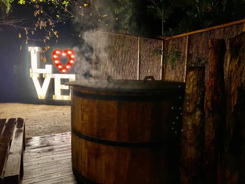 a barrel with a heart in front of a sign at El Encanto del Manzano & Espacio Vittalia Spa in San José de Maipo