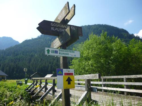 a street sign in front of a fence at De Jutter Edelweiss in Gosau