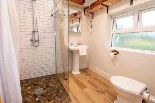ห้องน้ำของ Traditional Cottage with Private Hot Tub in the Heart of Donegal