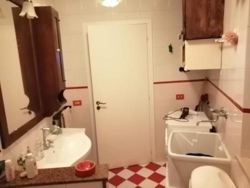 a small bathroom with a toilet and a sink at "vista isole EGADI" Appartamento vicino mare e aeroporto in Rilievo