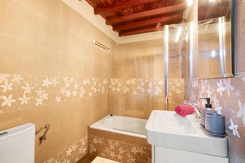 uma casa de banho com um lavatório e uma banheira em Tegueste Entre Viñedos em Tegueste