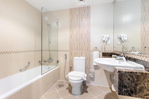 een badkamer met een toilet en een wastafel bij Silkhaus Luxurious Pool & Gym 1BDR Art Residence in Dubai