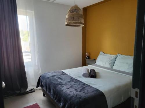ein Schlafzimmer mit einem Bett mit zwei Hausschuhen darauf in der Unterkunft Appartement en plein centre de mons in Mons