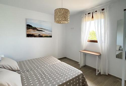 Apartamentos El Camino Resorts في كوبرسيز: غرفة نوم بها سرير ونافذة