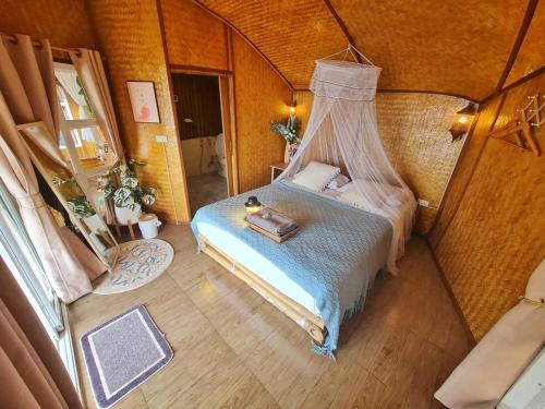 - une chambre avec un lit dans l'établissement Dao Bon Din Camping, 