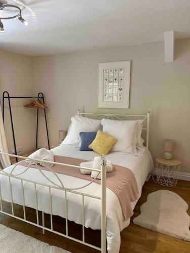 a bedroom with a bed with white sheets and pillows at Leafy lodge in Lytham in Brown Moss Side