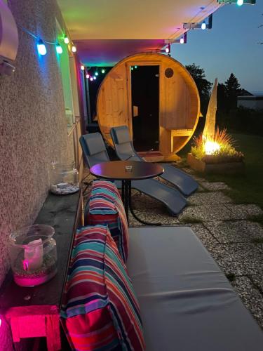 einen Hinterhof mit einem Tisch, Stühlen und einem Zelt in der Unterkunft Ferienwohnung Elfengast, Harzurlaub in bester Lage in Bad Harzburg