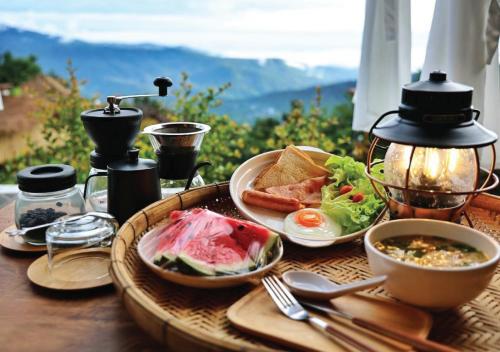 une table en bois avec une assiette de nourriture dans l'établissement Dao Bon Din Camping, 