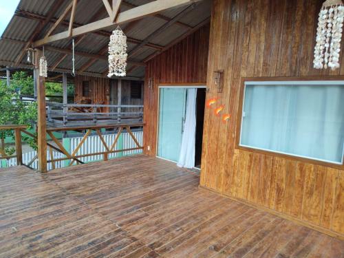 een kamer met een houten vloer en een gebouw bij Maresia Beach in Ajuruteua