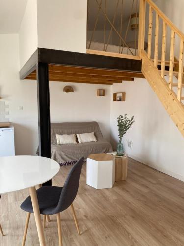 un salon avec un canapé et une table dans l'établissement Le Studio, à Ruelle-sur-Touvre