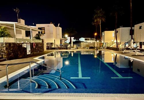 Apartamento con jardín y piscina