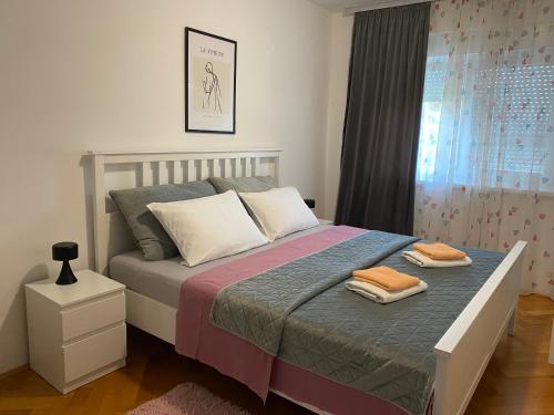 een slaapkamer met een bed met twee handdoeken erop bij Apartment in the city center in Varaždin