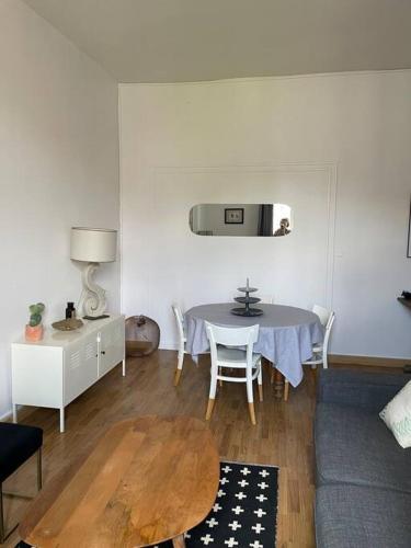 un salon avec une table et un canapé dans l'établissement ~Rosa Bonheur~hyper centre, à Blois