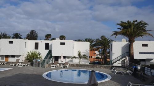 Apartamento con jardín y piscina