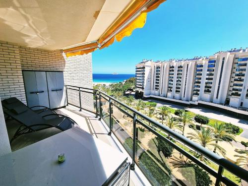 einen Balkon mit Blick auf den Strand und die Gebäude in der Unterkunft Gemelos24 Benidorm La Cala beach 200m in Benidorm