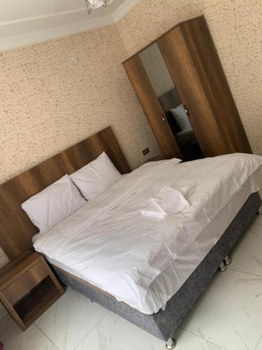 um quarto com uma cama com um espelho na parede em ege suit otel em Bartın