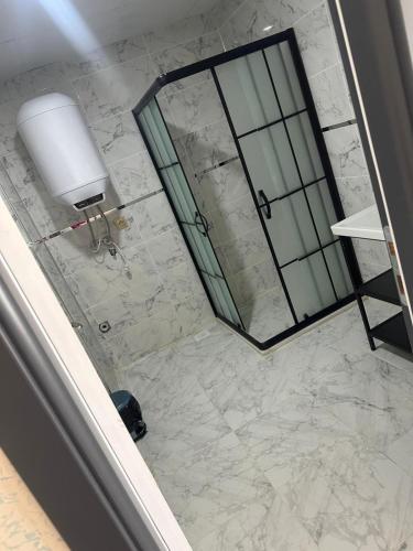 uma casa de banho com um espelho e piso em mármore branco em ege suit otel em Bartın