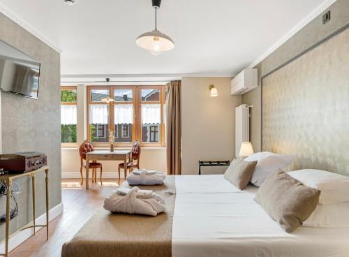 1 dormitorio con 1 cama grande y 1 mesa en Café René Borgloon, en Borgloon