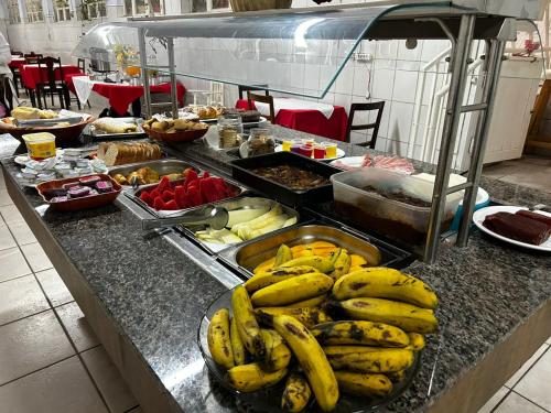a bunch of bananas on a counter in a kitchen at Hotel Guarany da Serra in Poços de Caldas
