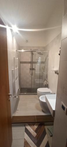 Un baño con ducha, inodoro y lavabo. en M7 Suites Central, en Salerno