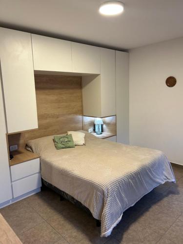 1 dormitorio con 1 cama grande en una habitación en Buen ambiente céntrico confortable en Rosario