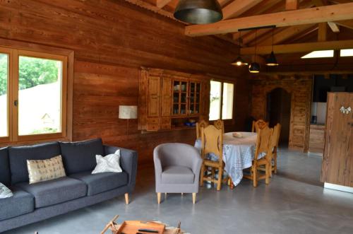 un salon avec un canapé et une table dans l'établissement Appartement Les Greniers Châtel Réservation, à Châtel