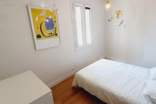 une chambre blanche avec un lit et une fenêtre dans l'établissement Appartement Hyper centre 6 pax, à Toulouse