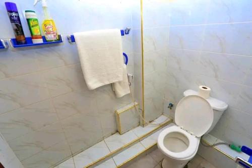 A bathroom at Lux Suites Ratna Studio Apartments