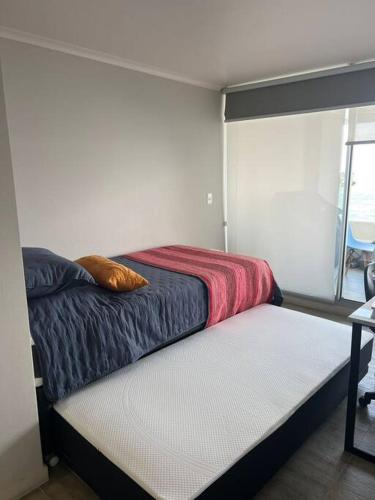 a room with a bed at Junto al mar Concon in Concón