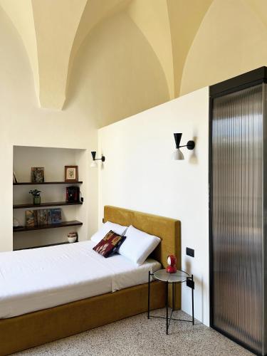 a bedroom with a bed and a table at Roiss Haus Suites in Lecce