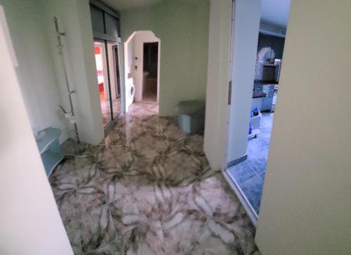 Cette chambre dispose d'un sol recouvert de marbre. dans l'établissement Ultracentral apartament -Mihaela, à Arad