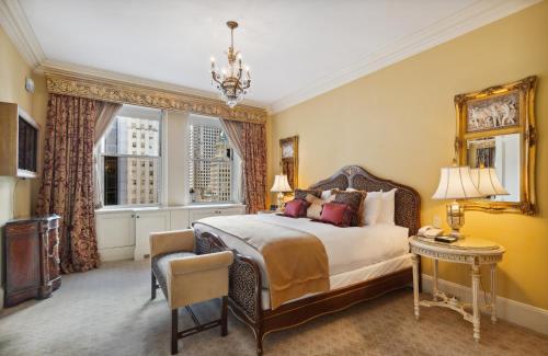 una camera con un grande letto e una finestra di The Sherry Netherland a New York