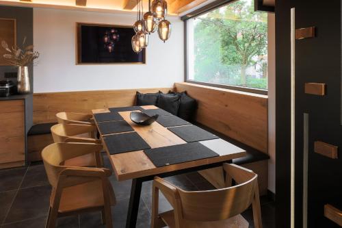 Un comedor con mesa y sillas en Meditrine, en Milotice
