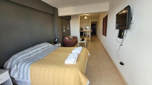 Una habitación de hotel con una cama con toallas. en La vista, departamento cómodo y acogedor en Salta