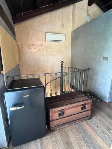 a room with a bench and a suitcase at Casa del Bosco in Busca